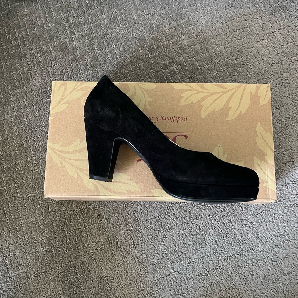 Black Söfft Gabie Suede Pumps - Picture 5 of 9